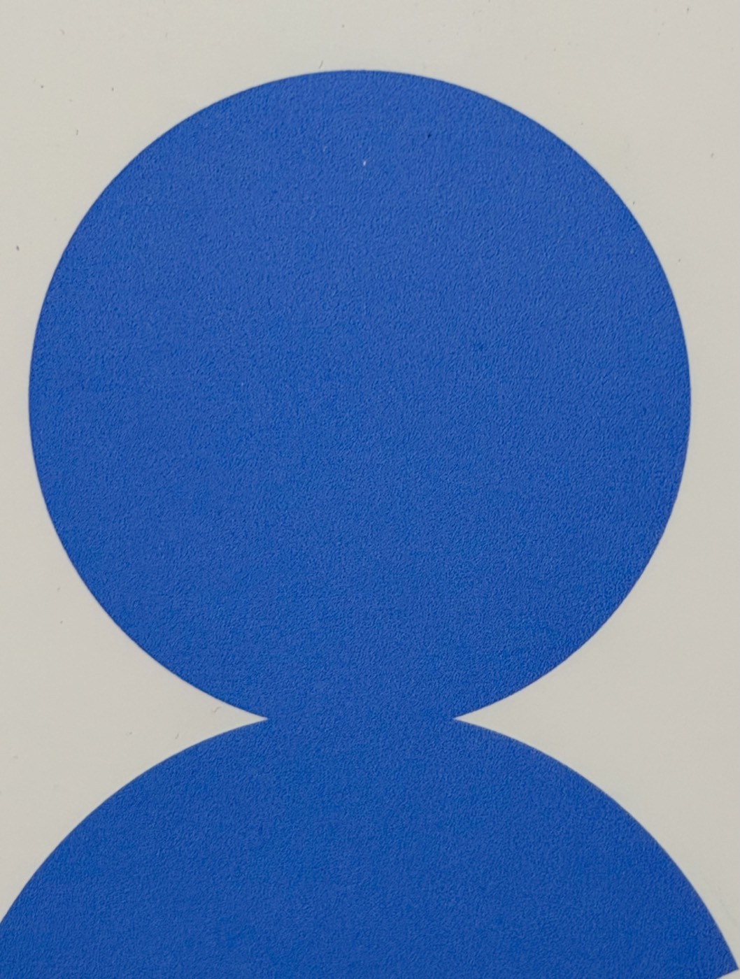 עקומה צהובה על רקע אפור - צילום מינימליסטי של משתתף